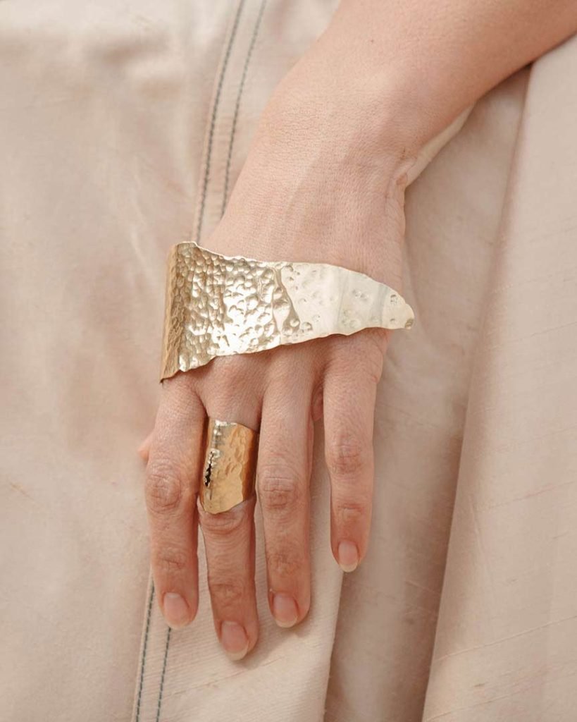 Ruth Lorenzo vistiendo joyas de Valentina Falchi en el video promocional de la canción El mismo puñal