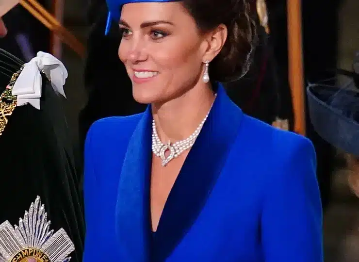 Collares: guía de estilo Valentina Falchi. Kate Middleton luce un collar corto de esmeraldas, ejemplo de cómo elegir el largo de collar perfecto según tu look elegante