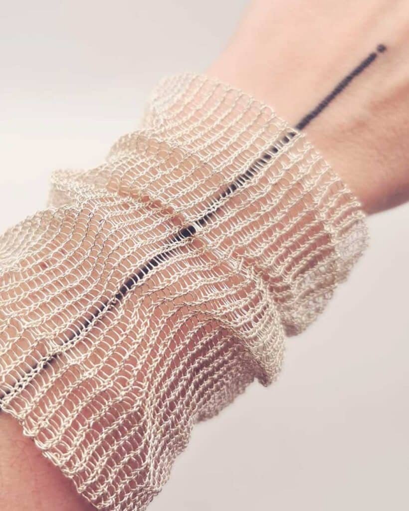 Taller de ganchillo con hilo de metal en Valentina Falchi artistic jewellery